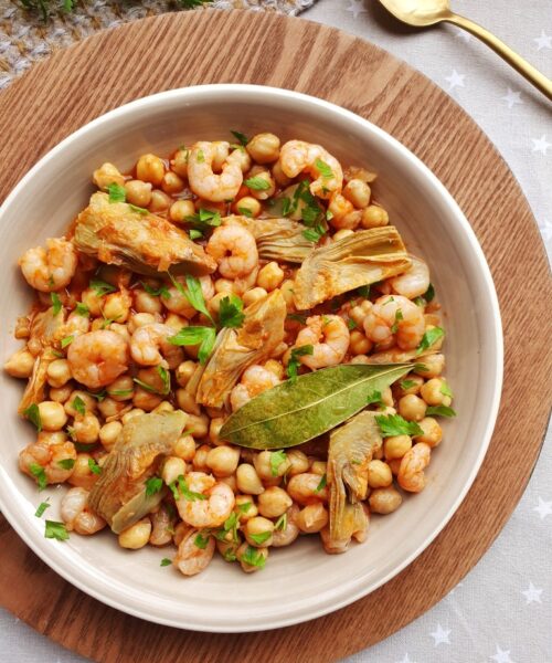 Garbanzos con alcachofas y gambones